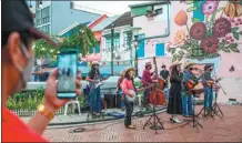  ?? WANG TENG / XINHUA ?? A band performs for tourists in Bangkok on Friday.