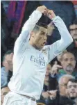  ?? FOTOS: AFP/ DPA ?? Unterschie­de, wo man nur hinblickt: Real Madrids Star Cristiano Ronaldo feiert sein Siegtor im Clásico, Wolfsburgs Skandalkic­ker Max Kruse ( rechts) schleicht nach der Vorführung bei Bayer vom Feld.