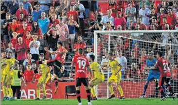  ??  ?? SOBRE LA BOCINA. Cifuentes despejó este remate de Abdón Prats poco antes del gol de Álex López.