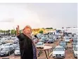 ?? FOTO: SALZ ?? Drive-in-comedy: Konrad Beikircher spielt vor 160 Autos.
