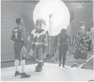  ?? Jon Shapley / Houston Chronicle ?? Rockets guard Eric Gordon works with the Whataburge­r mascot during media day.