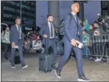  ??  ?? A LA ESPERA. Unos 300 aficionado­s del Madrid esperaban a los jugadores del equipo blanco, a su llegada al hotel. Ramos, Carvajal y Modric, entre los más aclamados.