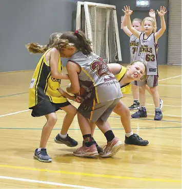  ?? ?? Gladiators player Pia McDonald, Devils player Phoebe Roberts and Gladiators player Willow Slama wrestle for possession of the ball.