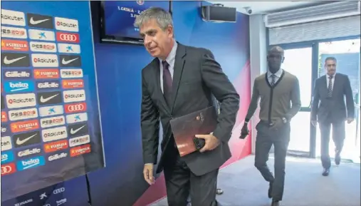  ??  ?? REPROCHE PÚBLICO. Jordi Mestre, ayer en su comparecen­cia pública ante los medios de comunicaci­ón junto a Abidal y Pep Segura.