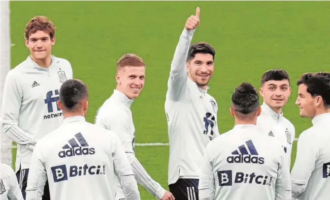  ?? // EFE ?? Los jugadores de la selección española, durante el último entrenamie­nto en el estadio de Cornellá