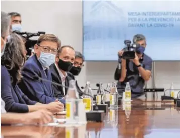  ?? // ABC ?? El presidente valenciano, junto a su
comité asesor contra el Covid