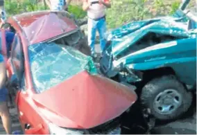  ??  ?? Personas que pasaban por el lugar fotografia­ron los carros luego de que se dio el choque.