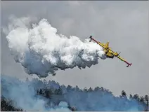  ?? EMANUELA VALERI / EFE ?? Acción. Un avión Canadair trata de extinguir un incendio en L'aquila, Italia.