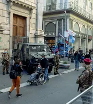  ??  ?? In divisa Militari per le strade di Napoli Saranno anche loro a vigilare sul coprifuoco