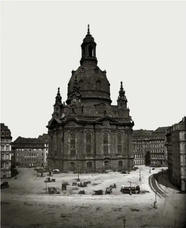  ??  ?? Die Frauenkirc­he am Neumarkt, um 1865. Photo: Hermann Krone (Tafel 57)
© Hermann-Krone-Sammlung, IAPP, TU Dresden/courtesy Schirmer/Mosel