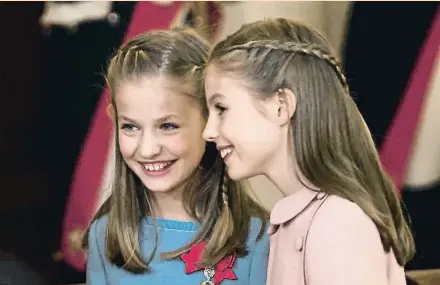  ?? CARLOS ALVAREZ / GETTY ?? LEONOR Y SOFÍA DE BORBÓN La princesa de Asturias y su hermana, el pasado martes en el Palacio Real durante la ceremonia de imposición del Toisón de Oro