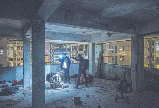  ??  ?? Echo Delta, Ghost (ambos fundadores del grupo) y T.O.a.D. preparan un dron en un edificio abandonado