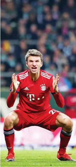  ?? Foto: imago/MIS ?? Auf dem Bremer Rasen war es eher Krampf und Kampf für die Bayern. Nach der Partie konnte Thomas Müller aber endlich wieder scherzen.