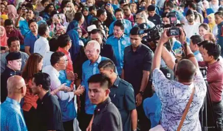  ?? [FOTO SAIRIEN NAFIS/BH] ?? Najib disambut orang ramai pada Majlis Penyerahan Kunci Perumahan Penjawat Awam 1Malaysia (PPA1M) Metropolit­an Kepong, semalam.