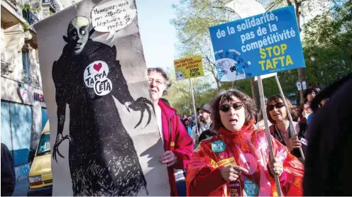  ?? Foto: imago/ZUMA Press ?? Demonstrat­ion gegen transatlan­tischen Freihandel im April 2015 in Paris