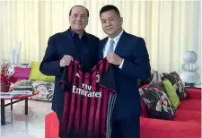  ??  ?? La cessione Silvio Berlusconi a Villa Certosa insieme con Li Yonghong, presidente di Sino-Europe, il 5 agosto 2016, quando è stato firmato il preliminar­e per la vendita del club. Il Milan ora è settimo