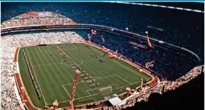  ??  ?? El Estadio Azteca, abarrotado durante la inauguraci­ón de la justa mundialist­a.