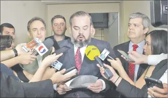  ??  ?? Juan D. Monges, Pedro Alliana, Ariel Martínez y Enrique Riera llevaron la nota de Cartes.