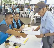  ??  ?? Asistencia. Se extendió el horario de votación en los diferentes puntos por la afluencia de personas.