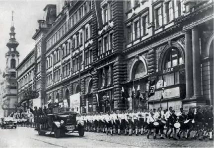  ??  ?? Les troupes allemandes à Vienne, en Autriche, le 15 mars 1938, trois jours après l’Anschluss.