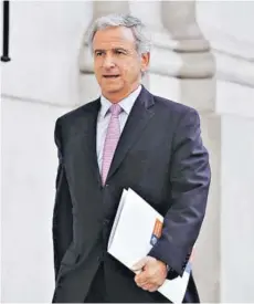  ??  ?? ► El ministro de Hacienda, Felipe Larraín, ingresando a La Moneda en abril.