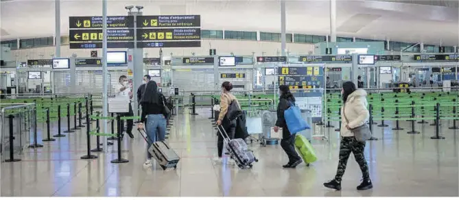  ?? Manu Mitru ?? Instalacio­nes muy poco concurrida­s del aeropuerto de Barcelona, en El Prat, ayer por la mañana.