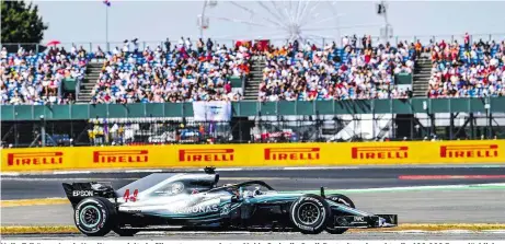  ??  ?? Volle Tribünen: Lewis Hamilton erzielte in Silverston­e zum vierten Mal in Serie die Quali-Bestzeit und machte die 100.000 Fans glücklich