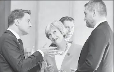  ??  ?? Les Premiers ministres luxembourg­eois Xavier Bettel, britanniqu­e Theresa May et slovaque Peter Pellegrini lors du sommet de L'UE à Salzbourg
