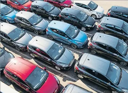  ?? WOLFRAM SCHROLL / BLOOMBERG L.P. LIMITED PARTNERSHI­P ?? Los coches se acumulan en los estacionam­ientos de las plantas en todo el mundo