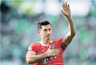  ?? RONNY HARTMANN / AFP ?? Lewandowsk­i ha dit adeu a l’afició del Bayern