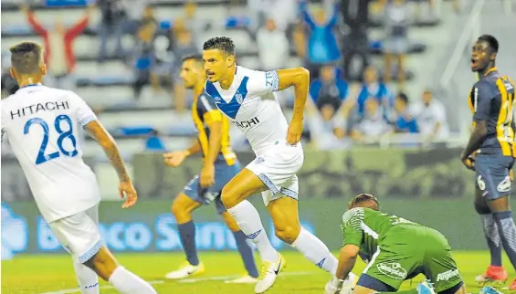  ?? MARIO QUINTEROS ?? Salvado. Rodrigo Salinas grita el gol del empate. Al lado, Nery Domínguez, la figura. El goleador había entrado por Mauro Zárate.