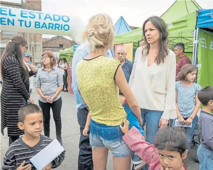  ??  ?? Programa. Carolina Stanley y el programa de gestión ‘El Estado en tu barrio’, dos semanas atrás.