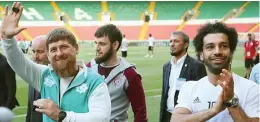  ?? AP PHOTO) ?? BINTANG MESIR: Mohammed Salah (kanan) dan Pemimpin Chechnya Ramzan Kadyrov melambai ke arah suporter saat latihan timnas Mesir di Grozny kemarin.