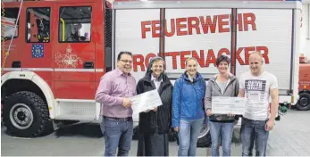  ?? SZ-FOTO: EIS ?? Holger Striebel (l.) und Samuel Pflug übergeben die Schecks für die beiden Kindergärt­en.