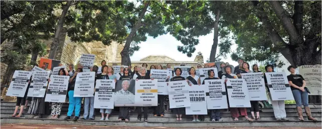  ?? PICTURE: DAVID RITCHIE/AFRICAN NEWS AGENCY (ANA) ?? REMEMBERIN­G MADIBA: The Black Sash held an hour-long silent vigil in memory of Nelson Mandela on the steps of St George’s Cathedral in December, 2013.