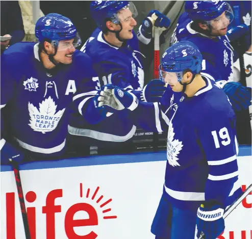  ?? JOHN E. SOKOLOWSKI / USA TODAY ?? A smiling Auston Matthews congratula­tes Jason Spezza on his second goal of the game against the Vancouver
Canucks Thursday at Scotiabank Arena. Spezza scored three in the Leafs win.