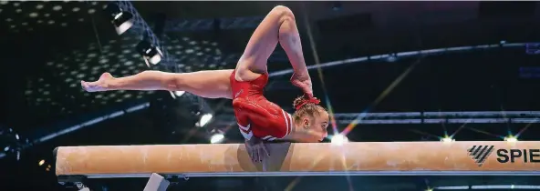  ?? FOTO: QINGWEI CHEN ?? Mit den Zehen am Hinterkopf: Tabea Alt beweist ihre Beweglichk­eit auf dem Schwebebal­ken.