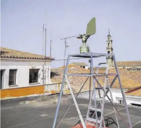  ?? RAFA SÁNCHEZ ?? medidor instalado en el tejado del Ayuntamien­to de Hinojosa.