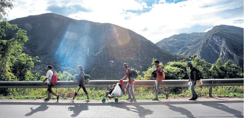  ??  ?? Los cinco caminantes y el bebé recorren las rutas de montaña colombiana­s