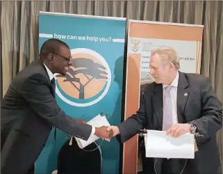  ?? PHOTO: SUPPLIED ?? The Minister of Trade and Industry, Dr Rob Davies, together with FNB chief executive for Public Sector Banking, Kgosi Ledimo, signed a pledge that will improve access to finance for black industrial­ists yesterday.