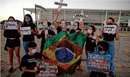  ?? Pedro Ladeira - 20.jun.22/Folhapress ?? Manifestan­tes fazem protesto contra o presidente da Funai, Marcelo Xavier, em Brasília