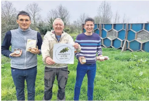  ?? ?? Philippe Le Duff, gérant du Manoir des abeilles, Michel Lelièvre, apiculteur et Aurelien Morlier, le responsabl­e de la filière apicole, exhibent la marque de leur médaille or au Concours général agricole 2024 pour le miel polyfloral de Normandie et Bretagne.