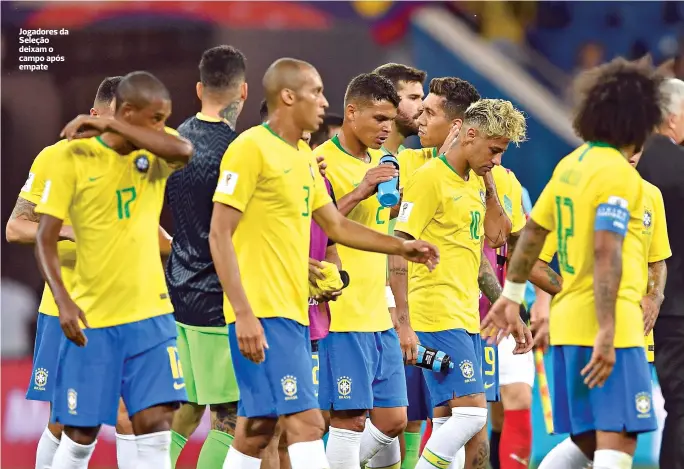  ??  ?? Jogadores da Seleção deixam o campo após empate