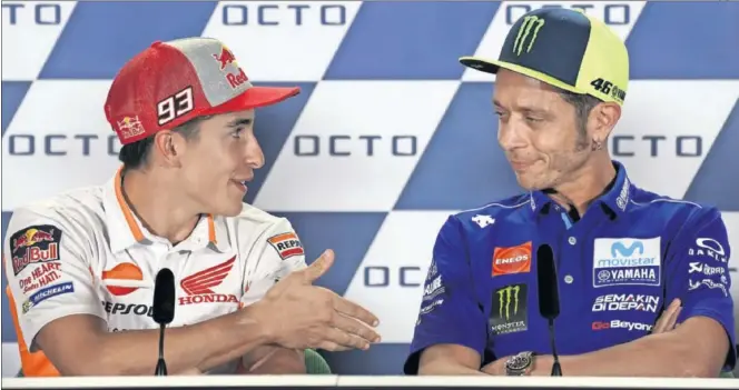  ??  ?? LA IMAGEN DEL DÍA. Marc Márquez ofreció la mano en la rueda de prensa de Misano para sellar la paz con Valentino Rossi y el italiano negó con la cabeza y rechazó estrechárs­ela.