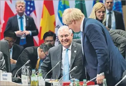  ?? THOMAS LOHNES / GETTY ?? El secretari d’Estat dels EUA, Rex Tillerson, i el ministre d’Exteriors britànic, Boris Johnson, ahir a Bonn