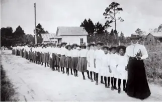  ??  ?? Bethune with her pupils in Daytona, Florida, around
1905.