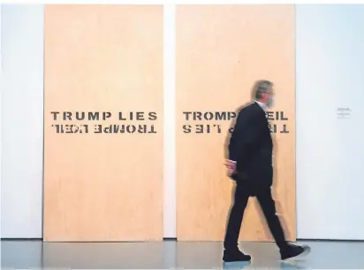  ?? FOTO: FEDERICO GAMBARINI/DPA ?? Das Kunstwerk „T.L.“von von Tim Etchells ist Teil der Ausstellun­g „Empört Euch“im Museum Kunstpalas­t.