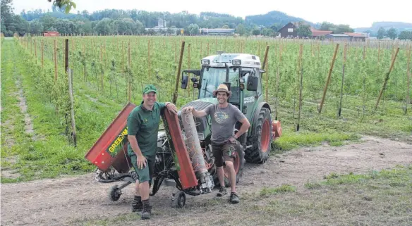  ?? FOTO: SUSI WEBER ?? Bio-Obstpflanz­en, soweit das Auge reicht: Auf vier Hektar baut Agrar-Ingenieur Christian Knaus (links) seit Frühjahr knapp 10 000 Bäume an. Über seine Philosophi­e freut sich auch Verpächter Roland Hasel. Mit der Fadenmasch­ine wird der Unterbewuc­hs ohne...