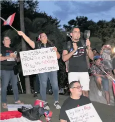  ?? FOTOS: ROXANA DE LA RIVA / LA PRENSA ?? El cantante Vico C se unió a las manifestac­iones que en el área de Orlando exigen la renuncia del gobernador de Puerto Rico, Ricardo Rosselló.