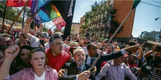  ?? Fotos Marlene Bergamo/Folhapress ?? Lula ao lado da senadora Gleisi Hoffmann (à esq.), do ex-ministro Alexandre Padilha (de vermelho) e de outros apoiadores, ao chegar ao depoimento